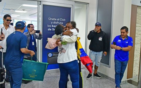 La bimedallista de oro paralímpica con su madre, doña Narcisa España.