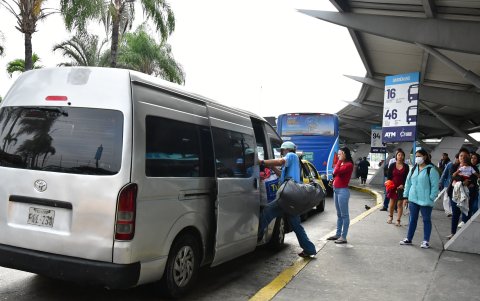 Las furgonetas incluso ingresaron a la Terminal Terrestre, donde hubo aglomeración de personas viendo cómo movilizarse.