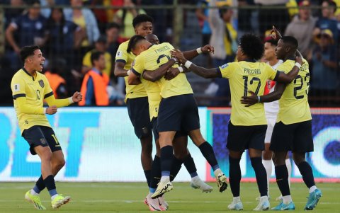 Enner Valencia (c) de Ecuador celebra su gol ante Perú.