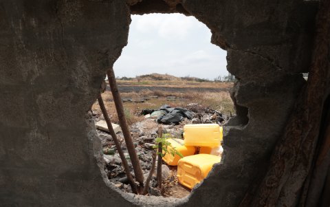 La basura la acumulan en el parque y en sus exteriores.
