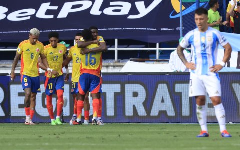 Jugadores de Colombia celebran un gol en el partido de las eliminatorias sudamericanas para el Mundial de 2026 ante Argentina en el estadio Metropolitano en Barranquilla