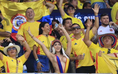 Hinchas de Colombia animan en el Colombia vs Argentina en el estadio Metropolitano