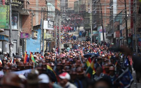 Miles de manifestantes caminan hacia la sede del Legislativo en La Paz.