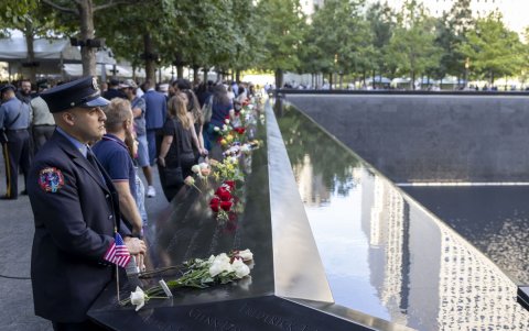 Un bombero ve las piscinas conmemorativas del 11 de septiembre durante la 23ª ceremonia de conmemoración.