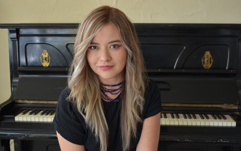 La artista se refiere al piano, esencial en el nuevo álbum, como su primer amor.