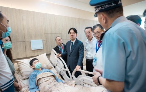 El presidente William Lai (Lai Ching-te), acude a un hospital para visitar al capitán de la Fuerza Aérea Hsieh Pei-hsun, después de que su caza se estrellase en una misión de entrenamiento.