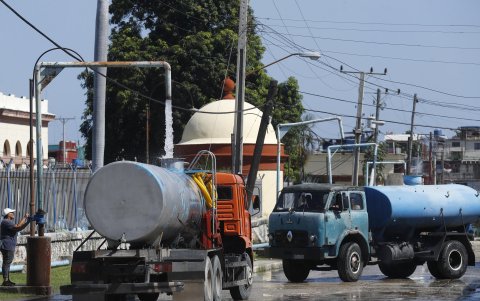 Camiones cisterna son cargados con agua este jueves, en La Habana (Cuba).