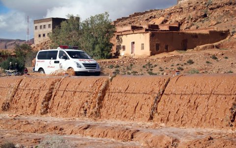 Una ambulancia cruza un puente sobre inundaciones en Tnghir (Marruecos).