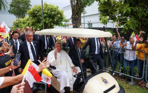 El Papa Francisco saluda mientras es recibido por fieles católicos en Changi Jurassic Mile en Singapur, el 11 de septiembre de 2024.