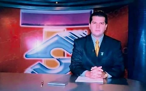 Henry Carrascal era presentador del noticiero matinal de Telesistema a inicios del siglo 21.