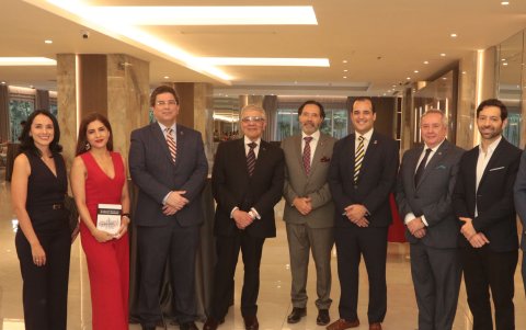 Alicia Santillán, Andrea Arias, Santiago Velásquez, Joaquín Hernández, Carlos Ortega Maldonado, Héctor Yépez, Roberto Passailague y Carlos Ernesto Ortega.