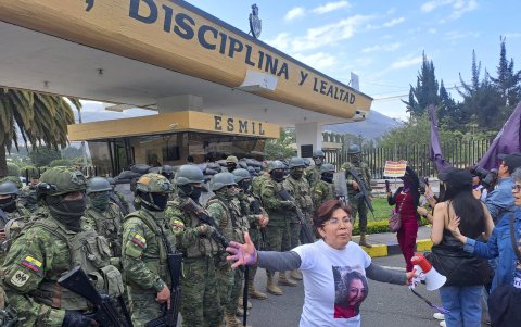 En los exteriores de la Escuela Superior del Ejército también se hizo un plantón para exigir justicia por Aidita Ati, subteniente que fue violada y encontrada muerta en una bridada militar.