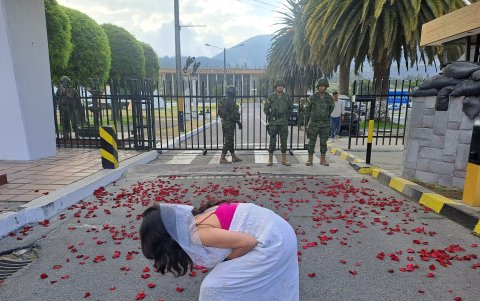 Las protestantes pusieron pétalos de rosas rojas en la entrada de la Escuela Superior Militar para recordar a Aidita Ati.