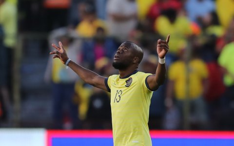 La celebración de Enner Valencia tras marcar el tanto de la victoria ante Perú, en el estadio Rodrigo Paz.