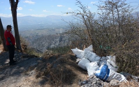 En las zonas de Zámbiza en donde se registraron incendios se encuentra basura regada.