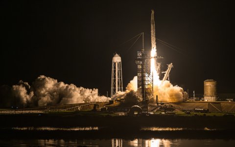 La cápsula Dragon de Space X, situada a 700 kilómetros (435 millas) de la Tierra, a las 6.52 horas de la costa Este de Estados Unidos.