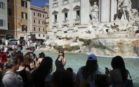 Ver de cerca la Fontana de Trevi, uno de los grandes símbolos de Roma que visitan cada día más de 10.000 personas, y cumplir con la tradición de lanzar una moneda, va a costar 2 euros.