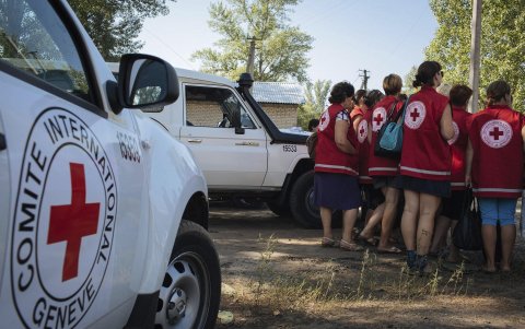 Miembros Cruz Roja Internacional aparecen asistiendo en algún lugar del planeta.