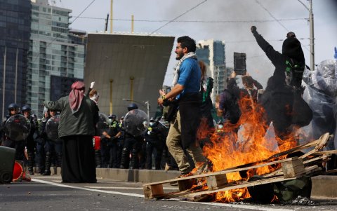 Manifestantes durante una protesta contra la Exposición Internacional de Defensa de la Tierra LandForces en el Centro de Convenciones y Entretenimiento de Melbourne, en Melbourne