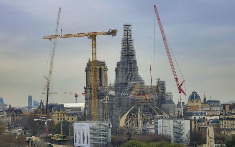 Un panorama del desarrollo de reconstrucción que se ejecuta en la catedral de Notre Dame que recibe este jueves sus campanas.