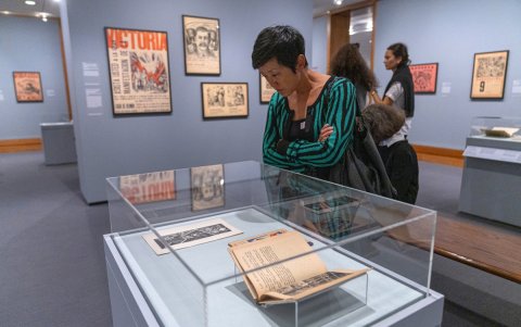 Una persona observa unos carteles durante la exposición 'Grabados mexicanos a la vanguardia'.