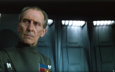 El actor Peter Cushing, famoso por su papel de Grand Moff Tarkin en Star Wars de 1977, fue recreado digitalmente en Rogue One 22 años después de su muerte.
