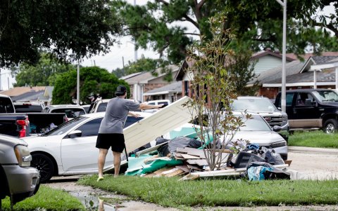 Darren Guzmán arroja una puerta desde su casa inundada después de que el huracán Francine de categoría 2 pasara por la zona de Kenner, Luisiana, EE. UU., el 12 de septiembre de 2024.