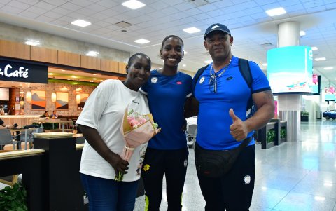 La madre Narcisa España, su hija Kiara Rodríguez y el entrenador José Valdés.