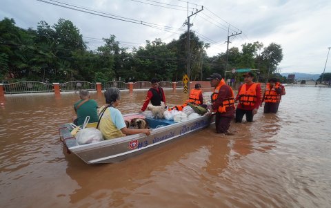 Los trabajadores de rescate ayudan a las víctimas en las zonas inundadas tras las fuertes lluvias en zonas urbanas de la provincia de Chiang Rai, al norte de Tailandia, el 12 de septiembre de 2024.