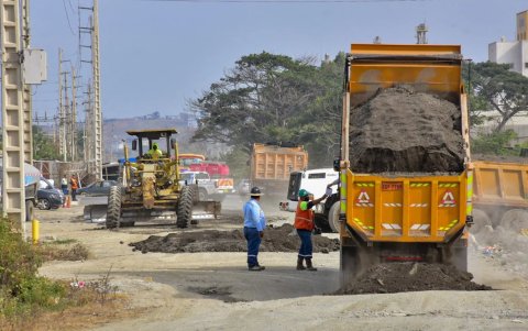 Maquinaria de la Prefectura del Guayas emprende trabajos en la avenida Tanasa.