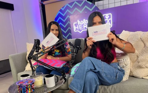 Con su hermana, Iess.