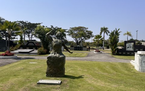 Esculturas. Los cementerios tienen elementos artísticos al aire libre. La ruta también comprende a las glorias del deporte.