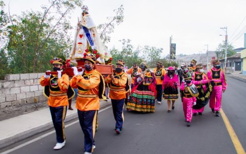La festividad, más que un evento social, es una expresión profunda de devoción.