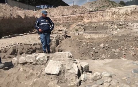 Se encontraron objetos como un fogón y utensilios como tenedores y cucharas.