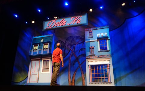 El director de la obra Legalmente Rubia en el Teatro Sánchez Aguilar, José Miguel Salem, observa uno de los 27 escenarios.