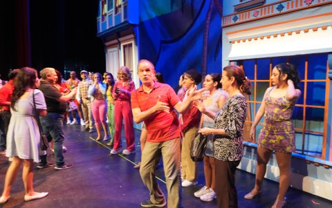 Parte de todo el elenco del musical 'Legalmente Rubia' en el Teatro Sánchez Aguilar.