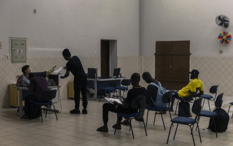Migrantes y refugiados en un proceso de regularización de documentos en el Centro Missão Paz, en la ciudad de São Paulo (Brasil).