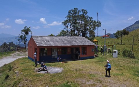 Fotografía de la Institución Educativa Técnica Tapias, sede La Cabaña, en la población de Toche (Colombia).