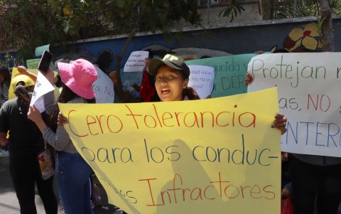 Afuera de la Corte Constitucional llegaron pobladores del cantón Quijos, en Napo.