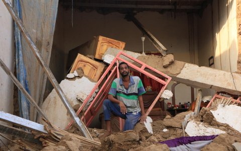 Una persona aparece en medio de los destrozos causados por las inundaciones.