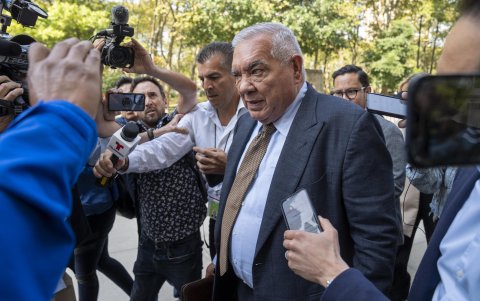 El abogado Ray Velarde camina rodeado de periodistas a su salida del juicio del narcotraficante Ismael 'El Mayo' Zambada celebrado este viernes, en la corte de Brooklyn en Nueva York (EE.UU.).