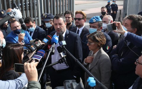 Matteo Salvini (C), flanqueado por su abogada Giulia Bongiorno (D), frente al búnker de la prisión de Pagliarelli después de una audiencia sobre el juicio de Open Arms en Palermo.