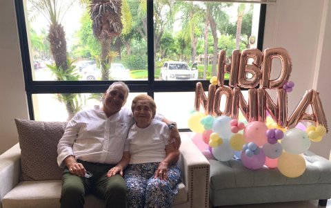 Con su madre, Yolanda.