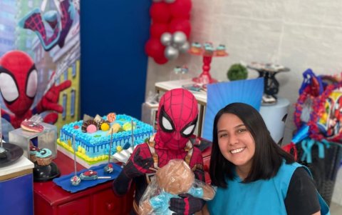 En la cita se cumple el anhelo y regalan un oso de peluche.