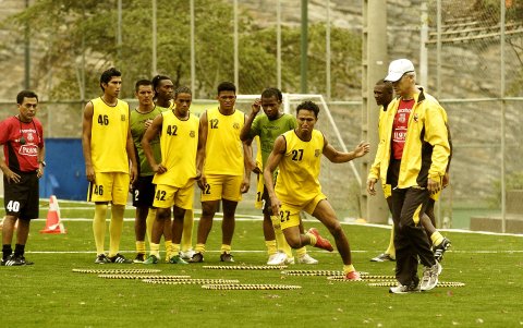 En 2009, el técnico español Benito Floro conformó un plantel con juveniles, pero Barcelona casi pierde la categoría.