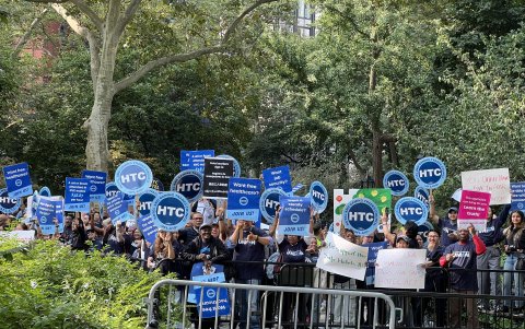 Miembros del Consejo de Sindicatos de Hoteles y Juegos de Azar se manifiestan a favor de la Ley de Hoteles Seguros o Intro 991, este jueves frente al ayuntamiento de Nueva York (Estados Unidos).