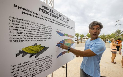 El arquéologo de la Universidad de Valencia Carlos de Juan explica este viernes el proceso de extracción del barco fenicio Mazarrón II.