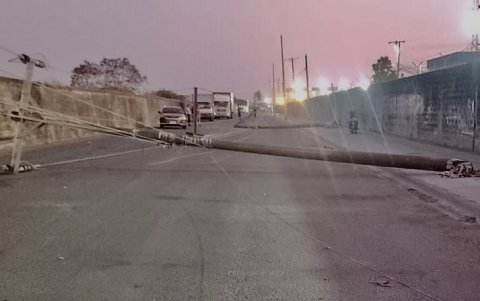 Un poste tumbado sería la razón del corte de luz en zonas del sur de Guayaquil.