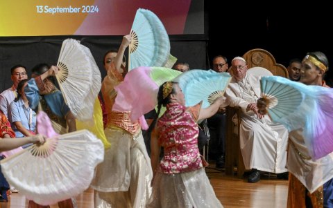 Los estudiantes actúan mientras el Papa Francisco observa durante un encuentro interreligioso con jóvenes en el Catholic Junior College, en Singapur, el 13 de septiembre de 2024.