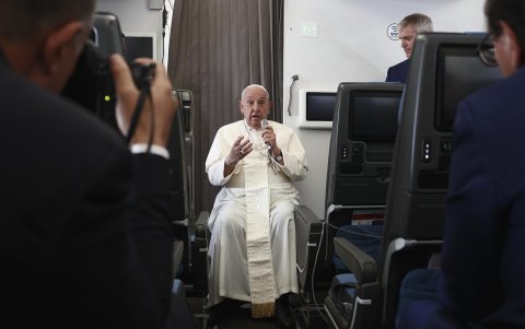 El Papa Francisco habla durante una conferencia de prensa a bordo del avión papal en su vuelo de regreso después de su viaje de 12 días por el sudeste asiático y Oceanía, el 13 de septiembre de 2024.